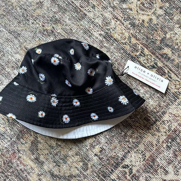 Alice + Olivia Accessories - alice + olivia Reversable Bucket Hat